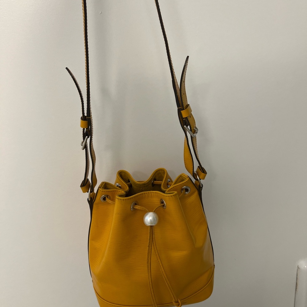 LV Noe GM Bucket bag- Authentic- 650